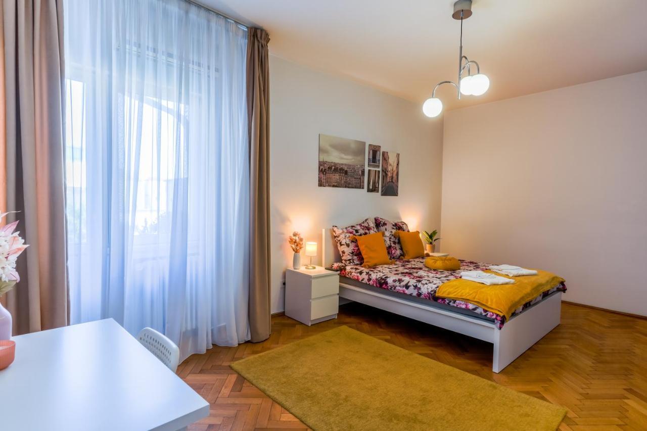 Ultracentral Golden Gatehouse 3 Bdrm Бухарест Екстер'єр фото